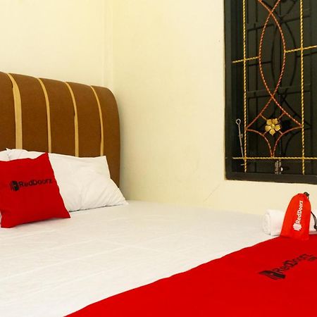 Отель Reddoorz Near Sentani Airport Джаяпура Экстерьер фото