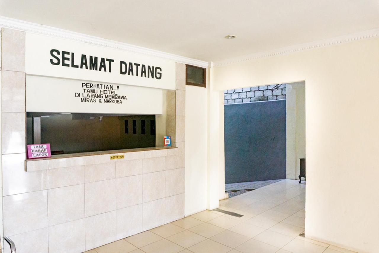 Отель Reddoorz Near Sentani Airport Джаяпура Экстерьер фото