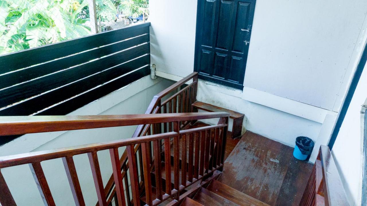 Отель Reddoorz Near Sentani Airport Джаяпура Экстерьер фото